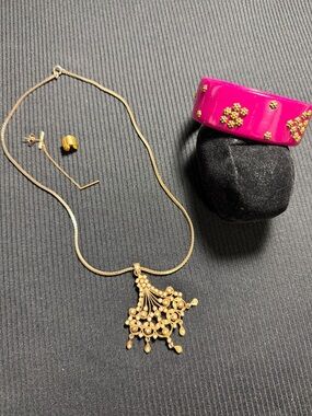 Gold-Tone Cluster Pendant Necklace with Bright Pink Accent Bangle
